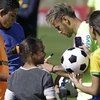 Các cầu thủ đội tuyển Brazil giúp đỡ nạn nhân lũ lụt