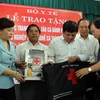 Trao tặng 157 tủ thuốc tàu cá đánh bắt xa bờ cho ngư dân Hà Tĩnh