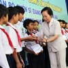 Trao học bổng “Cùng em đến trường” cho trẻ em khó khăn Hà Nội