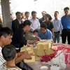 Hội cựu chiến binh TTXVN tặng quà nạn nhân da cam tại Bắc Giang