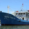 Bàn giao tàu mẫu chụp mực vỏ thép cho ngư dân Quảng Bình