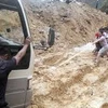 Sạt đất do mưa lớn gây ách tắc tuyến đường từ Lào Cai lên Sa Pa