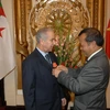 Trao Huân chương Hữu nghị tặng Đại sứ Algeria tại Việt Nam