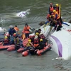 [Video] Trục vớt các mảnh vỡ của chiếc máy bay rơi tại Đài Loan