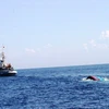 Ba tàu cá bị gió lốc đánh chìm, hai ngư dân chết và mất tích