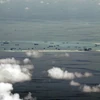 Tàu Trung Quốc cải tạo đất trên một rạn san hô ở Biển Đông. (Nguồn: Reuters)