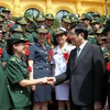 Chủ tịch nước Trương Tấn Sang gặp mặt thân mật Đoàn đại biểu các tấm gương điển hình tiên tiến xuất sắc của phụ nữ quân đội. (Ảnh: Nguyễn Khang/TTXVN)