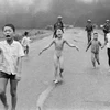 Bức ảnh nổi tiếng của Nick Út chụp cô bé 9 tuổi bị cháy sém, không quần áo chạy khỏi một cuộc tấn công bằng bom napalm. (Nguồn: AP)