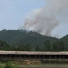Lửa tiếp tục cháy trên địa bàn xã Hoàng Xuân. (Nguồn: TTXVN)