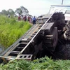 Tàu hỏa va chạm xe tải khiến hai toa tàu bị lật, một người tử vong