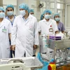 Thứ trưởng Bộ Y tế Nguyễn Thanh Long cùng đoàn công tác kiểm tra tại Bệnh viện Bệnh Nhiệt đới Trung ương. (Ảnh: Dương Ngọc/TTXVN )