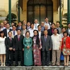 Phó Chủ tịch nước Nguyễn Thị Doan chụp ảnh lưu niệm với các đại biểu dự diễn đàn. (Nguồn: Vietnam+)