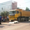Bình Phước: Bị xe ben tông, 3 người trên xe máy thương vong