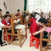 Lớp học dệt tại Trung tâm dạy nghề người khuyết tật tỉnh Bình Dương. (Ảnh: Anh Tuấn/TTXVN)