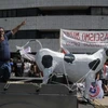 Công nhân Nhà máy Ecolat biều tình phản đối đóng cửa nhà máy. (Nguồn: elpais.com.uy)
