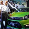 Chủ tịch Proton Mahathir Mohamad (phải) bên cạnh chiếc xe Iriz do Malaysia sản xuất. (Nguồn: AP)