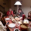 Sẽ ngày càng ít câu hỏi kiểu "vậy, con đang làm gì với cuộc sống của con" trong bữa ăn gia đình hiện nay. (Nguồn: viralnova.com)