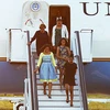 Đệ nhất Phu nhân Mỹ Michelle Obama cùng mẹ đẻ và hai con gái tại sân bay Stanted. (Nguồn: Getty)