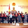 Phó Chủ tịch Quốc hội Huỳnh Ngọc Sơn chụp ảnh chung với đoàn đại biểu Dân tộc thiểu số tiêu biểu tỉnh Đắk Lắk. (Ảnh: Phạm Kiên/TTXVN)