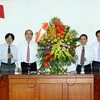 Chủ tịch Nguyễn Thiện Nhân tặng hoa chúc mừng TTXVN. (Ảnh: Nguyễn Dân/TTXVN)