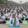 Thủ tướng Ấn Độ Narendra Modi (giữa) tham gia trình diễn Yoga tại New Delhi trong Ngày Quốc tế Yoga. (Nguồn: AFP/TTXVN)