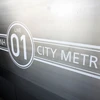 Logo đầu máy toa xe tuyến metro số 1. (Ảnh: Hoàng Hải/TTXVN)