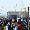 Những người di cư sau khi được hải quân Italy cứu và đưa về cảng Sicily. (Nguồn: AFP/TTXVN)