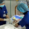  Nhân viên y tế khoa Hồi sức cấp cứu nội - Bệnh viện Xanh Pôn phục vụ người bệnh. (Ảnh: Dương Ngọc/TTXVN)