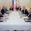 Quang cảnh cuộc họp giữa Ngoại trưởng Mỹ John Kerry (thứ 3, trái) và Ngoại trưởng Iran Mohammad Javad Zarif (thứ 3, phải) tại Vienna. (Nguồn: AFP/TTXVN)
