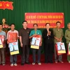 Trưởng ban Dân vận Trung ương Hà Thị Khiết cùng lãnh đạo tỉnh Hà Giang trao tặng quà cho năm hộ gia đình chính sách ở xã Linh Hồ, huyện Vị Xuyên. (Ảnh: Minh Tâm/TTXVN)