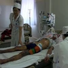 Bệnh nhân Chảo Văn Sú đang rất nguy kịch tại Bệnh viện đa khoa huyện Tân Uyên. (Ảnh: Nguyễn Công Hải/TTXVN)