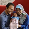 Vợ chồng chị Siti Nurjannah và con gái mới sinh. (Nguồn: The Straits Times)