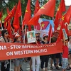 Đoàn người biểu tình trước Tổng lãnh sự quán Trung Quốc ở Munich, Đức. (Ảnh: Nguyên Đức/Vietnam+)