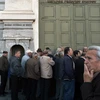 Người dân Hy Lạp chờ lĩnh lương tại Ngân hàng Trung ương ở thủ đô Athens. (Nguồn: AFP/TTXVN)