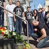 Đặt hoa tưởng niệm các nạn nhân máy bay MH17 tại Đại sứ quán Hà Lan ở thủ đô Kiev, Ukraine. (Nguồn: AFP/TTXVN)