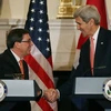 Ngoại trưởng Mỹ John Kerry (phải) và Ngoại trưởng Cuba trong cuộc họp báo chung sau hội đàm tại Washington ngày 20/7. (Nguồn: AFP/TTXVN)
