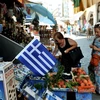  Người dân Hy lạp mua sắm tại một cửa hàng ở thành phố Thessaloniki. (Nguồn: AFP/TTXVN)