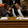 Thủ tướng Hy Lạp Alexis Tsipras (phải) và Bộ trưởng Tài chính Euclid Tsakalotos tại một phiên họp Quốc hội. (Nguồn: THX/TTXVN)