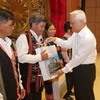 Phó Chủ tịch Quốc hội Uông Chu Lưu tặng quà cho các đại biểu. (Ảnh: Phương Hoa/TTXVN)