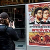 Poster phim "The Interview" bên ngoài rạp Regal tại New York, Mỹ. (Nguồn: EPA)