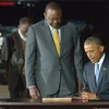 Tổng thống Kenya Uhuru Kenyatta (trái) đón Tổng thống Mỹ Barack Obama tại sân bay quốc tế Kenyatta ở Nairobi. (Nguồn: AFP/TTXVN)