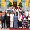 Phó Chủ tịch nước Nguyễn Thị Doan chụp ảnh chung với các đại biểu. (Ảnh: Phương Hoa/TTXVN)