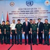 Thượng tướng Nguyễn Chí Vịnh chụp ảnh với các trưởng đoàn và đại diện các cơ quan của Bộ Quốc phòng Việt Nam tại buổi hội thảo. (Ảnh: Trọng Đức/TTXVN)