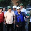 Phó Thủ tướng Chính phủ Nguyễn Xuân Phúc đi thị sát công tác phòng chống mưa lũ tại Mỏ than Hà Tu. (Ảnh: Doãn Tấn/TTXVN)