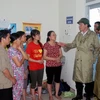 Chủ tịch tỉnh Nguyễn Đức Long thăm hỏi động viên và thông báo về khu tái định cứ mới cho 94 hộ dân. (Ảnh: Nguyễn Hoàng/Vietnam+)