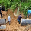 Công nhân Công ty Cổ phần Nước sạch Quảng Ninh chuẩn bị đấu nối đường ống dẫn nước sạch mới. (Ảnh: Nguyễn Hoàng/TTXVN)
