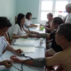 Nhân viên y tế kiểm tra sức khỏe cho các nạn nhân chất độc da cam/dioxin. (Ảnh: Nguyễn Hoài Nam/TTXVN)