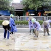 Dọn dẹp bùn đất, khơi thông cống rãnh thoát nước tại thành phố Bãi Cháy. (Ảnh: Nguyễn Hoàng/TTXVN)