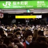 Hàng chục tuyến tàu điện ngầm bị tê liệt dẫn đến cảnh ùn tắc lớn tại các nhà ga. (Nguồn: Kyodo)