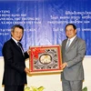 Bộ trưởng, Chủ nhiệm Văn phòng Chính phủ Lào Sonsay Siphandone tặng quà lưu niệm cho Thứ trưởng Nguyễn Thanh Hòa. (Ảnh: Phạm Kiên/TTXVN)